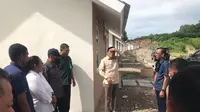 Inspektur Jenderal Perumahan dan Kawasan Permukiman (PKP), Heri Jerman saat melakukan pemeriksaan proyek perumahan untuk warga eks Timor Timur di NTT (Liputan6.com/Ola Keda)