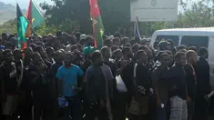 Mahasiswa University of Papua New Guinea menggelar demonstrasi di Ibu Kota Papua Nugini, Port Moresby, Rabu (8/6).  Setidaknya empat mahasiswa dilaporkan tewas ditembak polisi saat demo menuntut PM Papua Nugini, Peter O’Neill lengser. (PNGFM News/REUTERS)