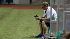 Robert Rene Alberts memipin timnya PSM Makassar bertengger pada puncak klasemen sementara Liga 1 2017 dengan 23 poin, poin tersebut merupakan hasil dari tujuh kali menang, dua kali imbang dan dua kali kalah. (Bola.com/Nicklas Hanoatubun)