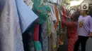 Dalam kegiatan yang berlangsung selama tiga hari ini warga membagikan sayuran dan baju layak pakai gratis. (merdeka.com/Arie Basuki)