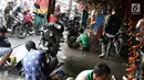 Suasana di salah satu bengkel sepeda motor di Jakarta, Jumat (16/6). Pemilik bengkel mengaku order yang ia terima naik hingga 100 persen menjelang lebaran. (Liputan6.com/Immanuel Antonius)