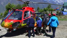 Petugas memasukkan jasad pendaki gunung tertua di dunia asal Nepal, Min Bahadur Sherchan, yang tewas di puncak Pegunungan Everest ke dalam helikopter, Minggu (7/5). Kakek 85 tahun itu ditemukan meninggal di basecamp-nya pada Sabtu. (PRAKASH MATHEMA/AFP)