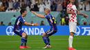 Pemain Jepang, Daizen Maeda (kanan) melakukan selebrasi bersama rekannya, Wataru Endo (kiri) setelah mencetak gol ke gawang Kroasia pada laga 16 besar Piala Dunia 2022 di Al-Janoub Stadium, Al-Wakrah, Qatar, 5 Desember 2022. (AFP/Ozan Kose)