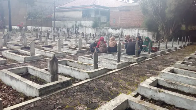Nampak beberapa anggota keluarga tengah melakukan nadran kubur menjelang datangnya bulan suci Ramadan