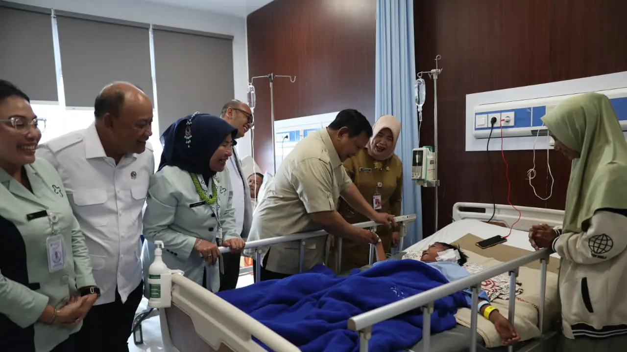 Prabowo Jenguk Siswa dan Guru Korban Tabrakan Mobil Pengantar MBG di RS Koja