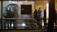Polisi memeriksa sebuah halte bus yang rusak akibat terkena ledakan di Moskow, Rusia, Senin (7/12). Tiga orang luka terkena pecahan kaca. Bahan peledak diperkirakan dilemparkan dari mobil atau bangunan perumahan di dekatnya. (AFP/NATALIA Kolesnikova)