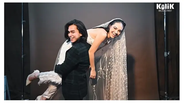 Bikin Baper, Ini 8 Gaya Pemotretan Haico dan Rangga Azof dengan Baju Pengantin