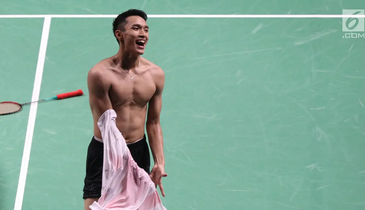 Tunggal putra Indonesia, Jonatan Christie merayakan kemenangan atas pemain Chinese Taipei, Chou Tienchen di final bulutangkis perseorangan Asian Games 2018, Istora GBK, Jakarta, Selasa (28/8). Jonatan Christie unggul 2-1. (Liputan6.com/Helmi Fithriansyah)
