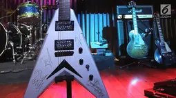Gitar Dean seri Dave Mustaine VMNT penuh tanda tangan personel Megadeth dalam acara malam lelang di Hard Rock Cafe, Jakarta, Jumat (30/11). Gitar itu dilelang untuk membantu korban bencana alam di Palu dan Donggala. (New Fimela/Bambang Eros)