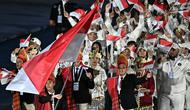 Kontingen Indonesia tampil memukau dengan mengenakan pakaian adat saat upacara pembukaan SEA Games 2025 di Stadion Nasional Rajamangala, Bangkok, pada Selasa (9/12/2025) malam WIB. (AFP/Lillian Suwanrumpha)