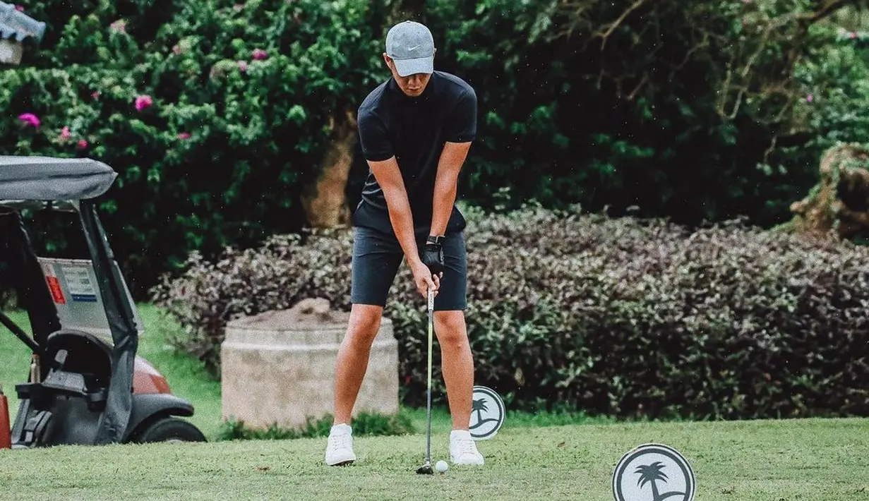 Junot mengaku lebih selektif memilih pasangan dalam hidupnya. Hingga kini ia terus berusaha, hanya saja memang belum dipertemukan dengan sosok yang tepat sebagai jodohnya. (Instagram/herjunotali.studio)