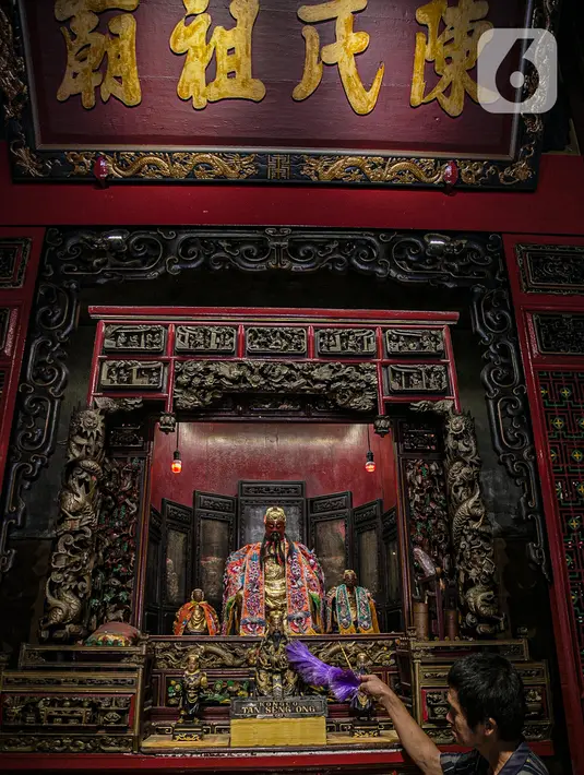 Pekerja membersihkan tempat persembahyangan di lingkungan Vihara Tanda Bhakti di kawasan Petak Sembilan, Glodok, Jakarta, Rabu (3/2/2021). Bersih-bersih Rumah Ibadah dilakukan untuk menyambut Hari Raya Imlek yang jatuh pada 12 Februari 2021. (Liputan6.com/Faizal Fanani)
