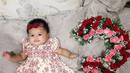 <p>Di usia yang ke-3 bulan, Ameena tampil cantik dengan mengenakan busana dengan motif floral. [Foto: Instagram.com/attahalilintar]</p>