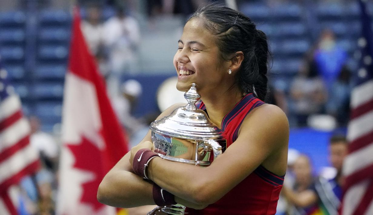 Emma Raducanu berhasil meraih trofi juara US Open 2021. Pencapaian tersebut membuat petenis muda asal Inggris ini menorehkan sejumlah rekor. (Foto: AP/Elise Amendola)