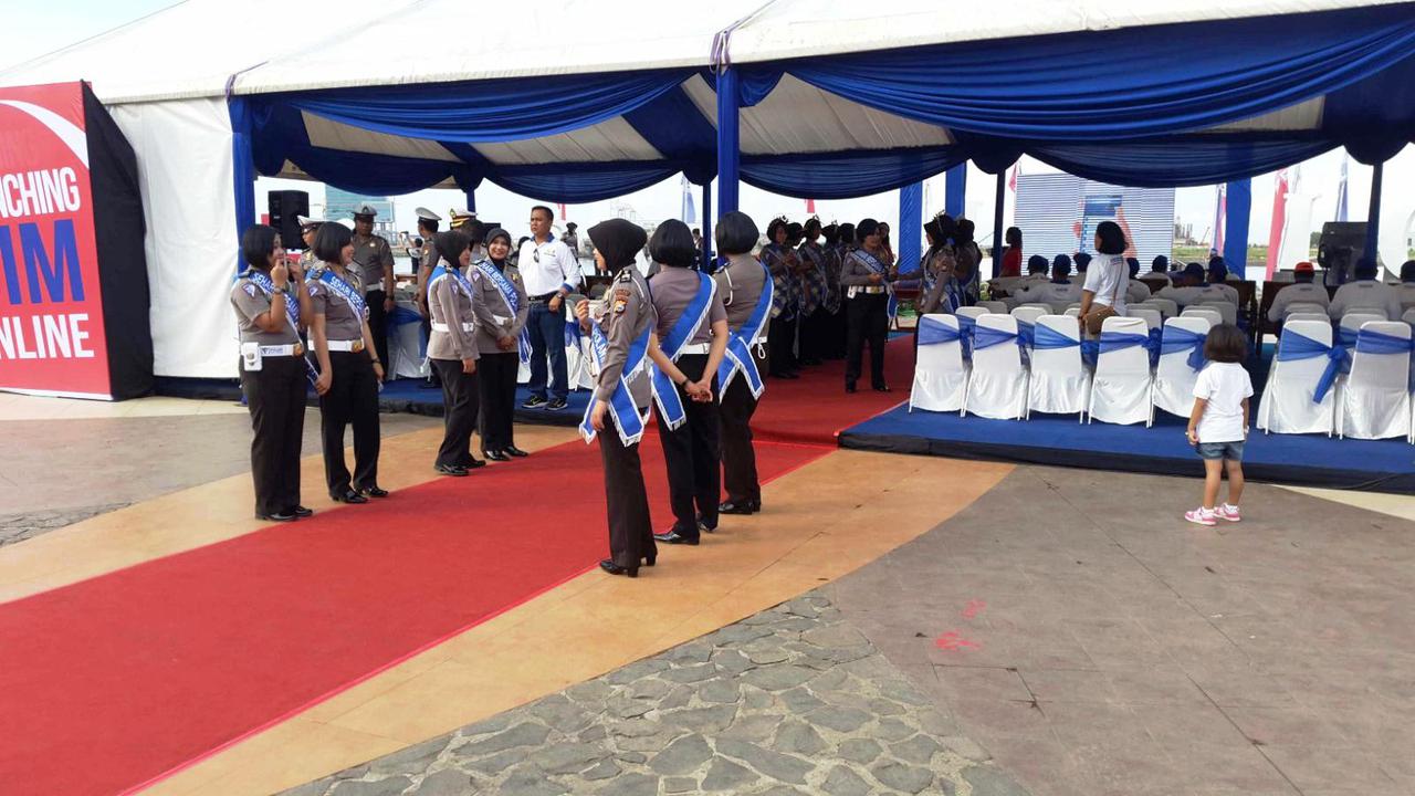 Luncurkan SIM Online, Polwan Cantik Berubah Jadi Pagar Ayu