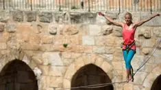 Slackliner Amerika, Heather Larsen saat beraksi melintasi dua menara Museum David di Yerusalem 2 Mei 2016. Dengan hanya menggunakan tali, Wanita cantik ini melintasi museum sepanjang  35 meter. (REUTERS / Nir Elias)