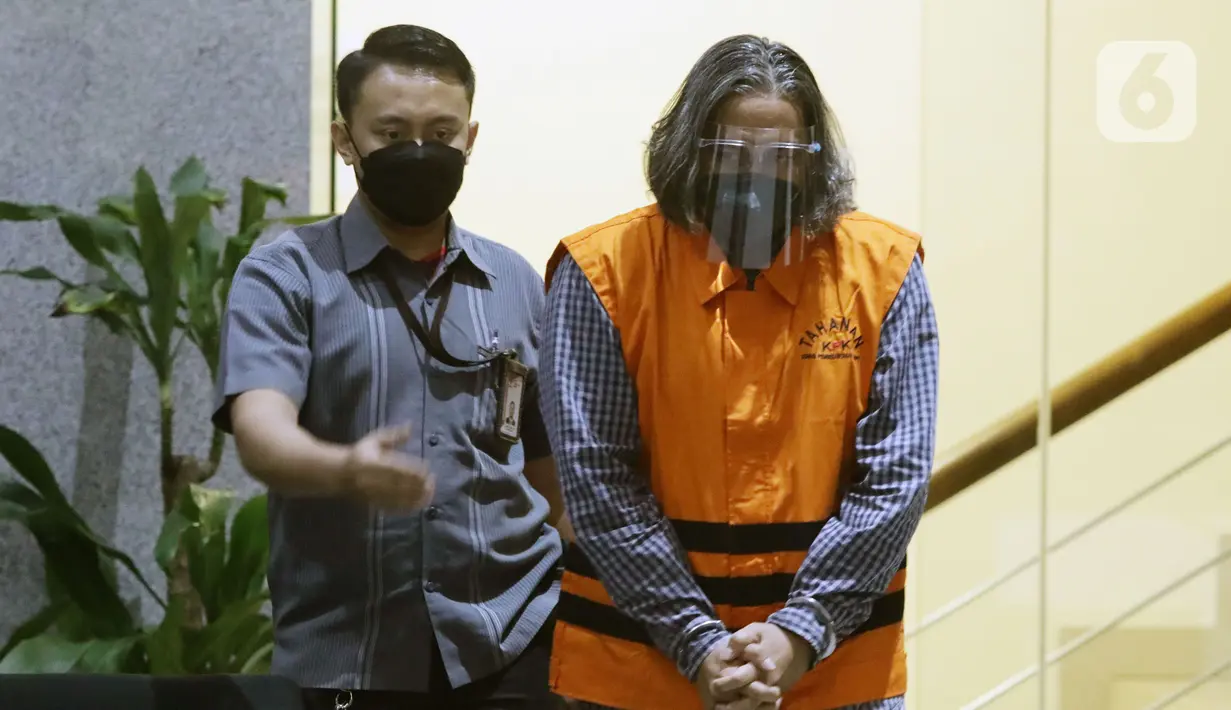 Ryan Ahmad Ronas, Konsultan Pajak dari PT Gunung Madu Plantations bersiap mengikuti rilis penahanan di Gedung KPK, Jakarta, Kamis (17/2/2022). Ryan Ahmad Ronas merupakan tersangka dugaan pemberian suap terkait pemeriksaan perpajakan tahun 2016-2017. (Liputan6.com/Helmi Fithriansyah)