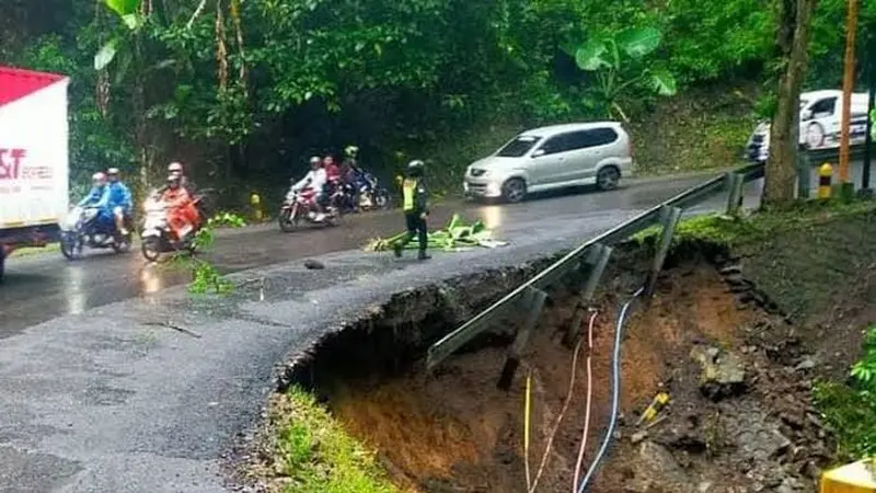 Jalan raya Gumitir yang menghubungkan Kabupaten Banyuwangi- Jember longsor (Istimewa)
