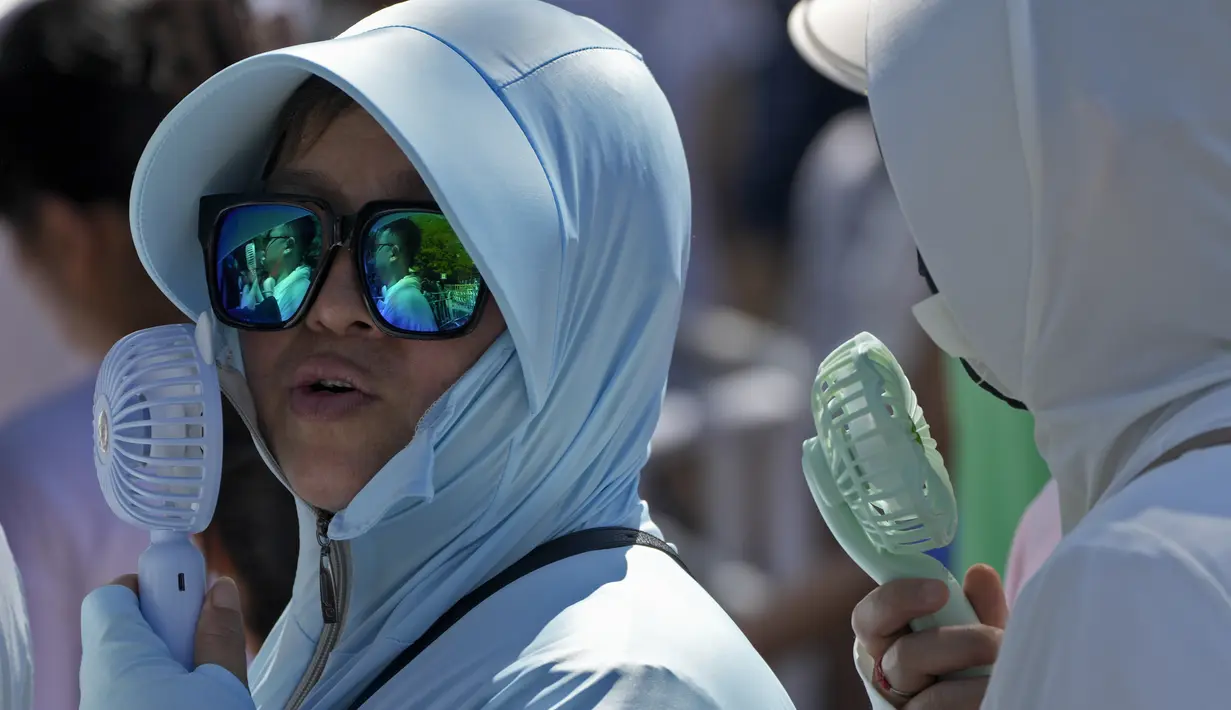Sejauh ini, dua kematian di Beijing telah dikaitkan dengan cuaca panas yang menyengat.  (AP Photo/Andy Wong)