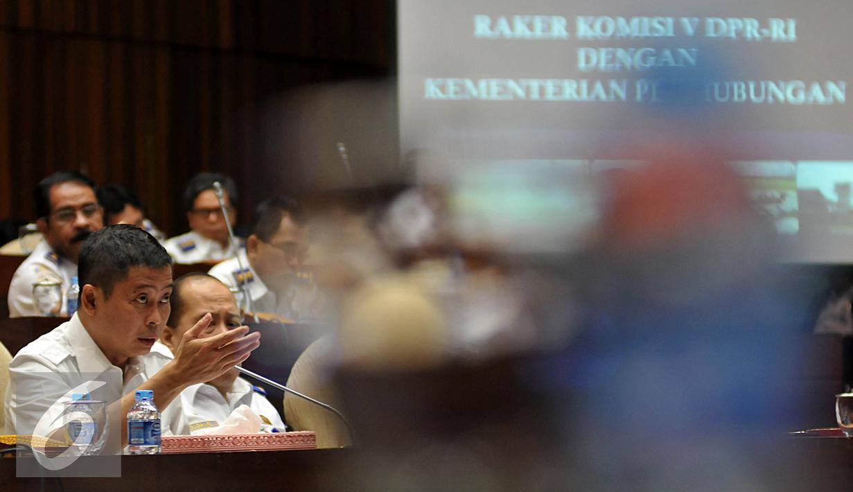 Menteri Perhubungan Ignasius Jonan memberikan keterangan saat rapat kerja dengan Komisi V DPR di Gedung DPR, Jakarta, Selasa (26/1). Rapat membahas hasil pemeriksaan BPK tahun 2015 dan isu terkini terkait transportasi. (Liputan6.com/Johan Tallo)