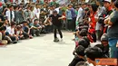 Citizen6, Bandung: Ribuan penggemar olahraga skateboard yang didominasi remaja, tumpah ruah dalam gelaran bertajuk "Bandung Go Skateboarding Day 2011" di Lapangan Saparua, Bandung, Selasa (21/6). (Pengirim: Aries Radhmandy)