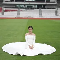 Jadi penutup laga Indonesia Vs China, intip penampilan stylish penyanyi muda Shanna Shannon saat bawakan lagu Tanah Airku. [@shannashannonsiswanto].