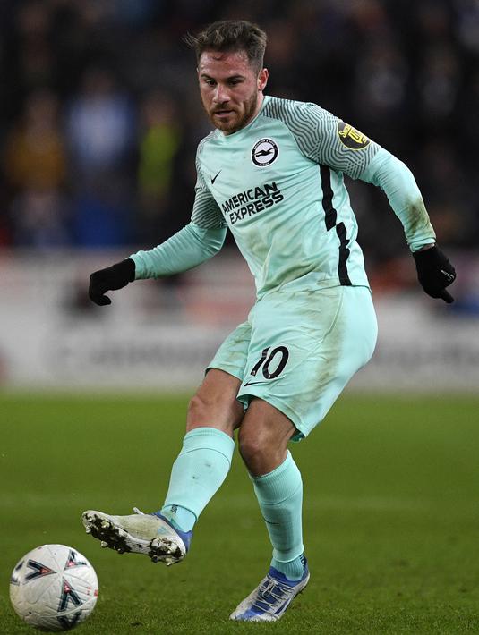 <p>Dilaporkan juru transfer kenamaan Italia, Fabrizio Romano, gelandang Brighton itu akan jadi pemain baru klub berjuluk The Reds tersebut. (AFP/Oli Scarff)</p>