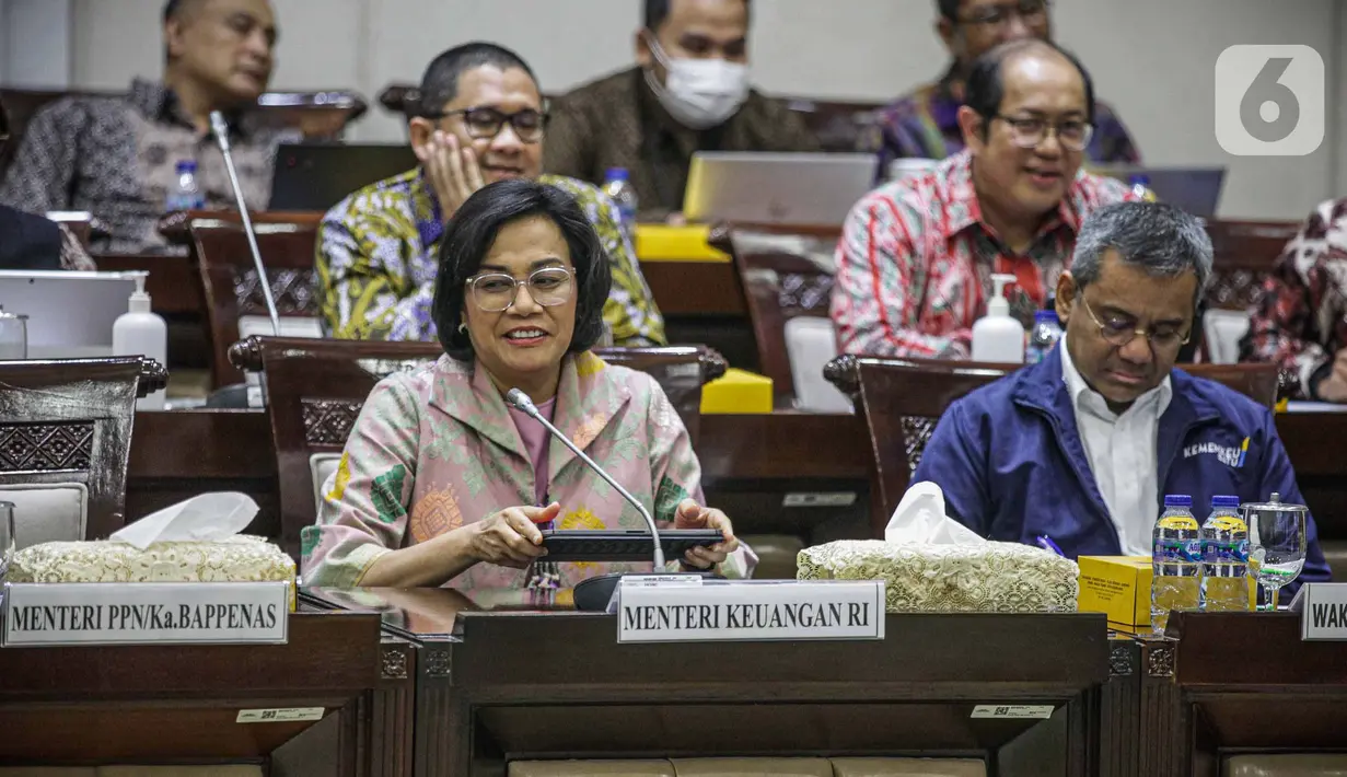 Menteri Keuangan Sri Mulyani (kiri) bersama Wakil Menteri Keuangan (Wamenkeu) Suahasil Nazara mengikuti rapat kerja dengan Komisi XI DPR di Nusantara I, Kompleks Parlemen MPR/DPR-DPD, Senayan, Jakarta, Kamis (8/6/2023). (Liputan6.com/Faizal Fanani)