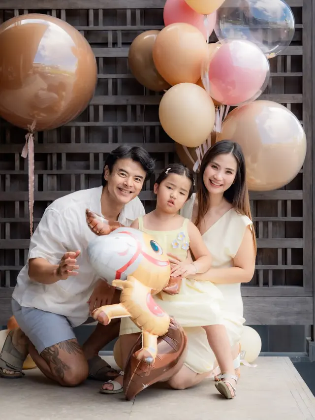 Dion Wiyoko bareng anak istri