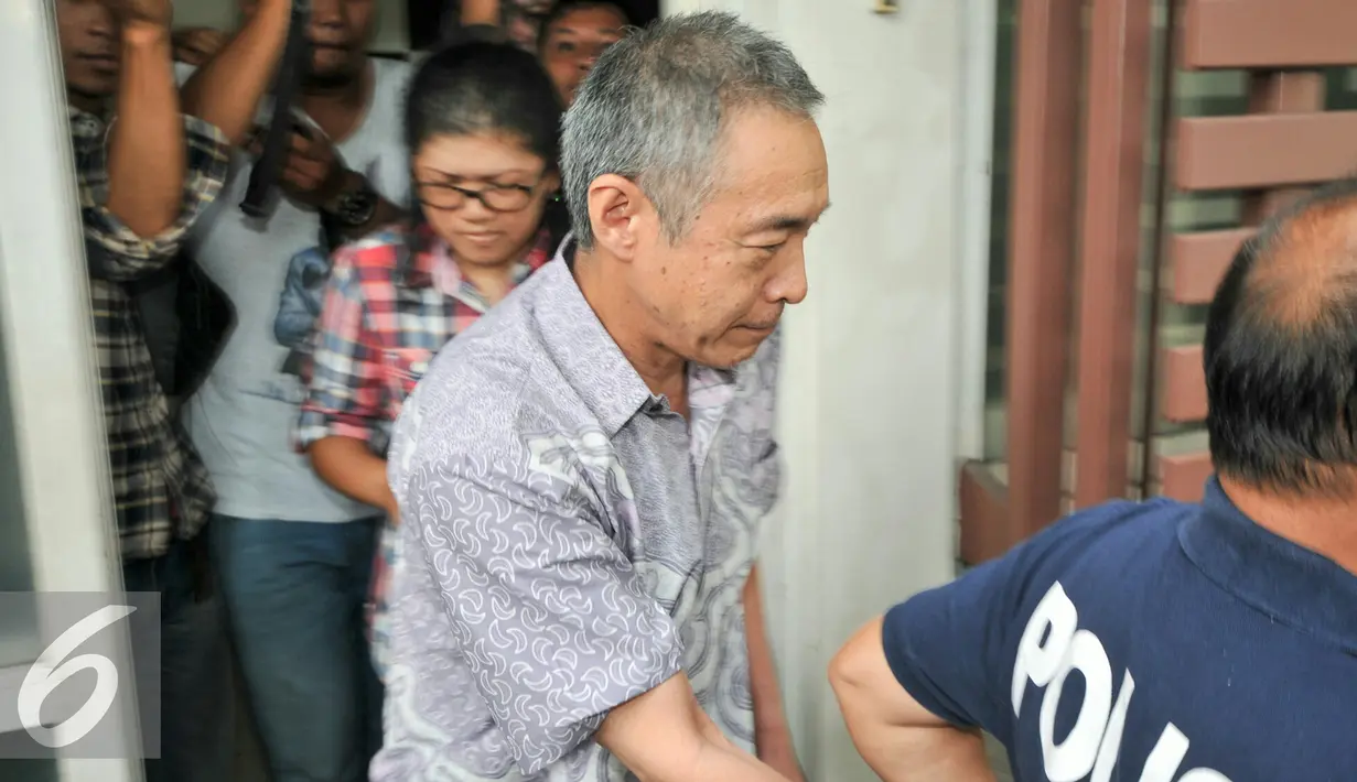Seorang tenaga medis asing asal Jepang yang diduga tidak memiliki izin dibawa petugas Kepolisian Polda Metro, Jakarta, Jumat (5/2). Klinik diduga mempekerjakan tenaga kerja asing asal Jepang tanpa izin kerja di Indonesia. (Liputan6.com/Yoppy Renato)