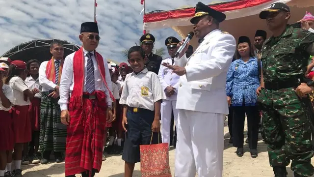 [Bintang] Bikin Terharu! Anggota TNI dan Bocah SMP Ini Panjat Tiang Demi Bendera Indonesia