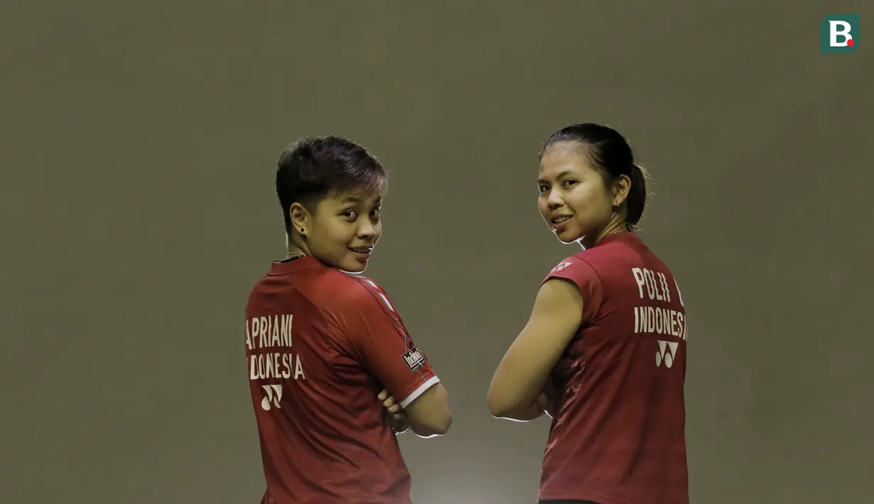 Ganda putri Indonesia, Greysia Polii/Apriyani Rahayu berpose saat sesi pemotretan di Pelatnas Bulutangkis, Cipayung, Jakarta, Senin (7/5/2018). (Bola.com/M Iqbal Ichsan)