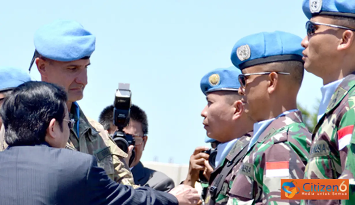 Citizen6, Lebanon: Penyematan medali dilaksanakan secara simbolis oleh FC UNIFIL didampingi Duta Besar Indonesia yang berkuasa penuh untuk Lebanon Drs. Dimas Samudro Rum kepada para Komandan jajaran Konga. (Pengirim: Badarudin Bakri).