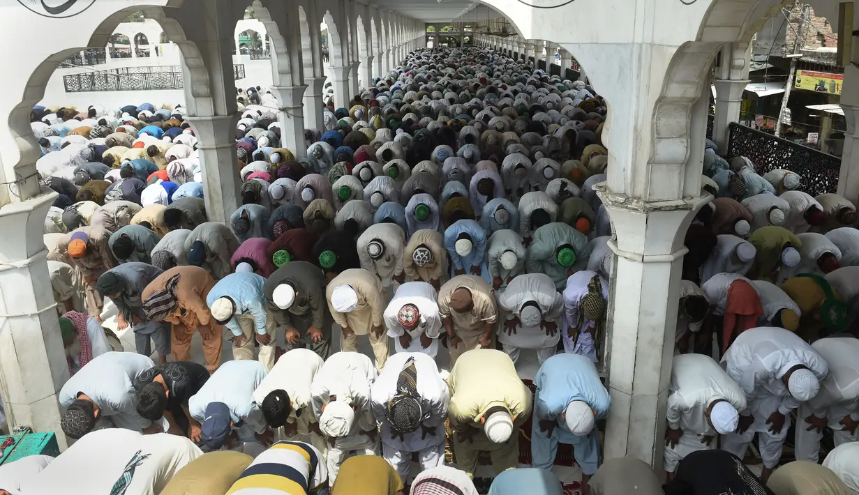 Umat Muslim Pakistan melaksanakan Salat Jumat pertama di bulan suci Ramadan di Masjid Data Darbar di Lahore, Jumat (2/6). (AFP PHOTO / ARIF ALI)