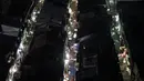 Orang-orang berjalan melalui gang-gang sempit yang dikelilingi bar dan restoran kecil di Golden Gai di distrik Shinjuku Tokyo (28/7/2019). Kawasan Ini terdiri dari enam jalanan sempit yang menghubungkan lorong yang lebih sempit yang hanya cukup dilewati satu orang. (AP Photo/Jae C.Hong)