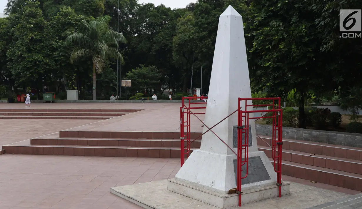 Tiang penyangga dipasang di salah satu tugu yang ada di area Taman Proklamasi, Jakarta, Selasa (6/8/2019). Menyambut HUT RI ke-74, Pemprov DKI Jakarta melakukan konservasi Patung Proklamator dan Tugu Proklamasi. (Liputan6.com/Helmi Fithriansyah)