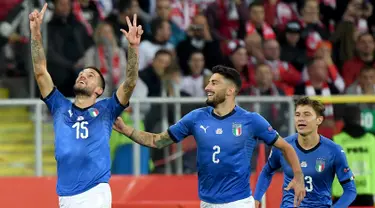 Bek Italia, Cristiano Biraghi (kiri) berselebrasi usai mencetak gol ke gawang Polandia selama UEFA Nations League Grup 3 di Silesian Stadium, Polandia (14/10). Gol Biraghi berhasil membawa Italia menang  atas Polnadia 1-0. (AFP Photo/Janek Skarzynski)