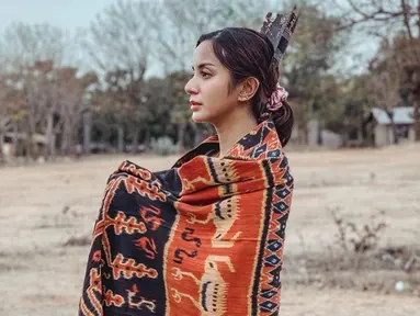 Aktris kelahiran 29 Agustus 1987 tampil berbeda kala menghabiskan waktu di Sumba, Nusa Tenggara Timur beberapa waktu lalu. Ia tampil memesona dengan kain etnik khas Sumba.  (Liputan6.com/IG/@kiranalarasati)