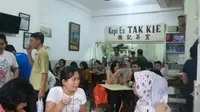 Suasana di kedai kopi legendaris kawasan Glodok, Jakarta Barat. (Liputan6.com/Lizsa Egeham)