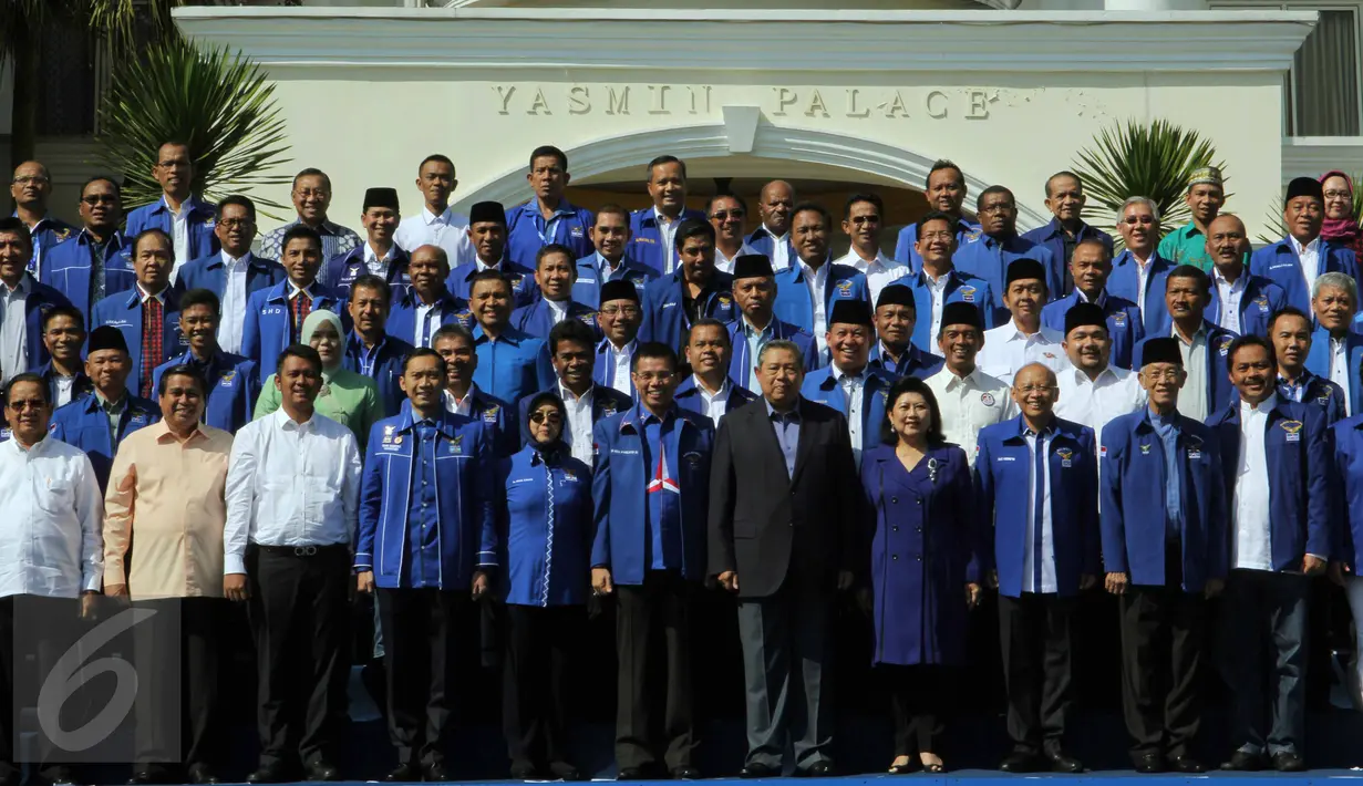 Ketum DPP Partai Demokrat Susilo Bambang Yudhoyono (tengah) serta para kader dan calon kepala daerah, foto bersama usai penutupan Rapat Pleno Partai Demokrat di Hotel Grand Yasmin, Cianjur, Jawa Barat, Minggu (30/8/2015). (Liputan6.com/Helmi Afandi)