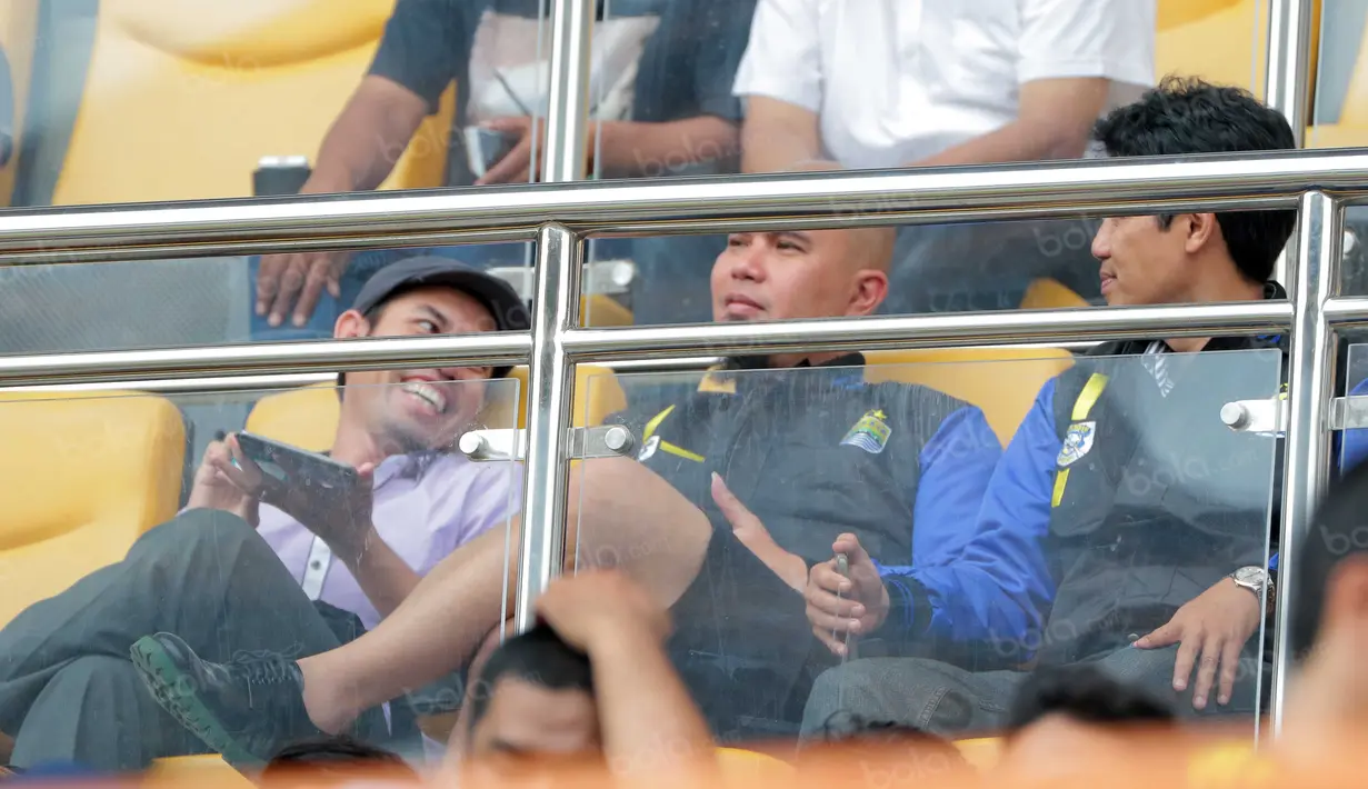 Ahmad Dhani hadir mendukung Persib Bandung melawan Bhayangkara United pada lanjutan Torabika SC 2016 di Stadion Wibawa Mukti, Cikarang, Rabu (12/10/2016). (Bola.com/Nicklas Hanoatubun)