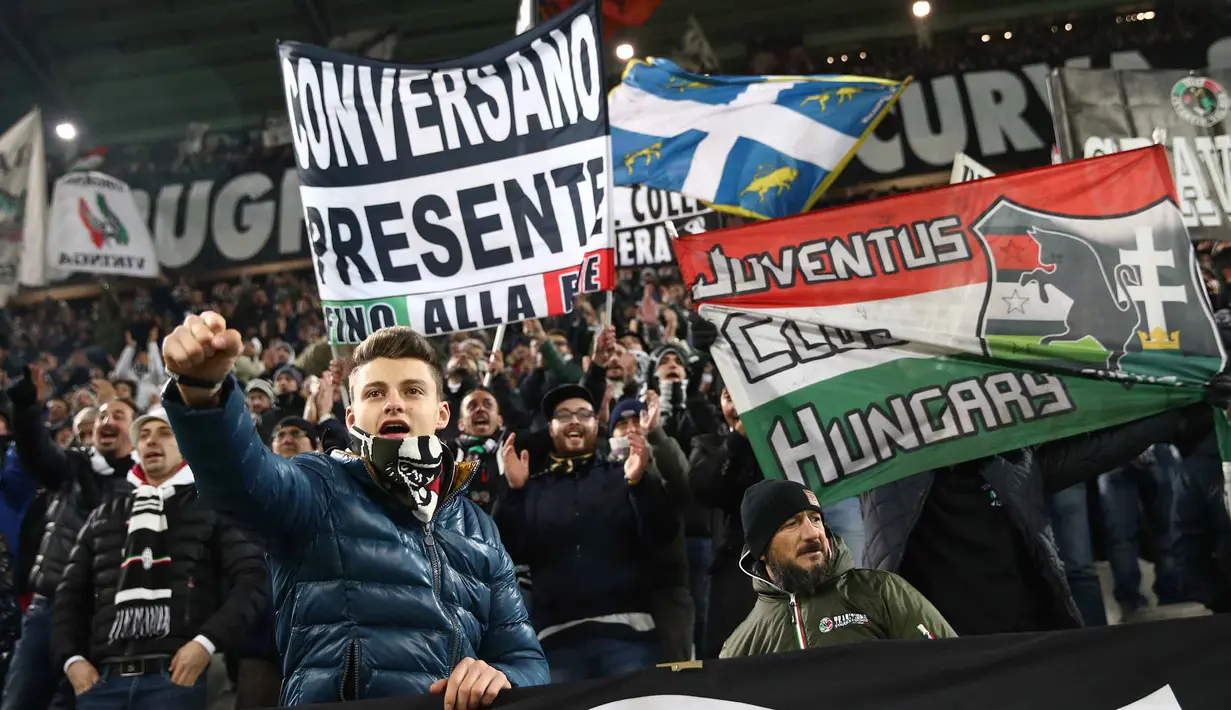 Suporter Juventus memberikan dukungan kepada timnya pada lanjutan liga Champions grup D di Stadion Juventus, Kamis (26/11/2015) dini hari WIB. (AFP Photo/Marco Bertorello)