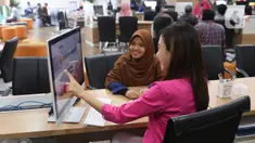 Petugas melayani seorang pemohon perizinan di Mal Pelayanan Publik, Jakarta, Jumat (6/3/2020). Mal Pelayanan Publik Provinsi DKI Jakarta  meningkatkan tindakan pencegahan penyebaran virus corona dan memastikan seluruh tempat pelayanan publik yang bersih dan aman. (Liputan6.com/Angga Yuniar)