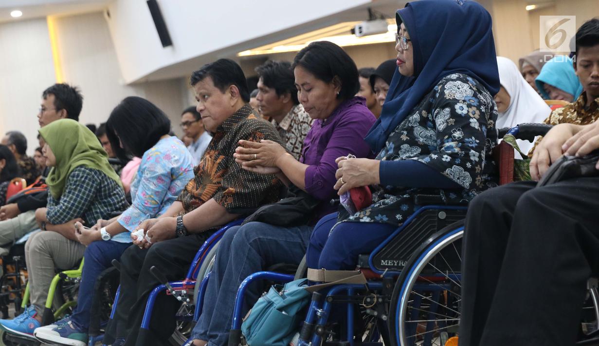 Komunitas Penyandang Disabilitas mengikuti jalannya debat tim sukses Capres/Cawapres di Gedung KPU, Jakarta, Kamis (28/2). Debat bertema Membangun Indonesia Inklusif Disabilitas 2024. (Liputan6.com/Helmi Fithriansyah)