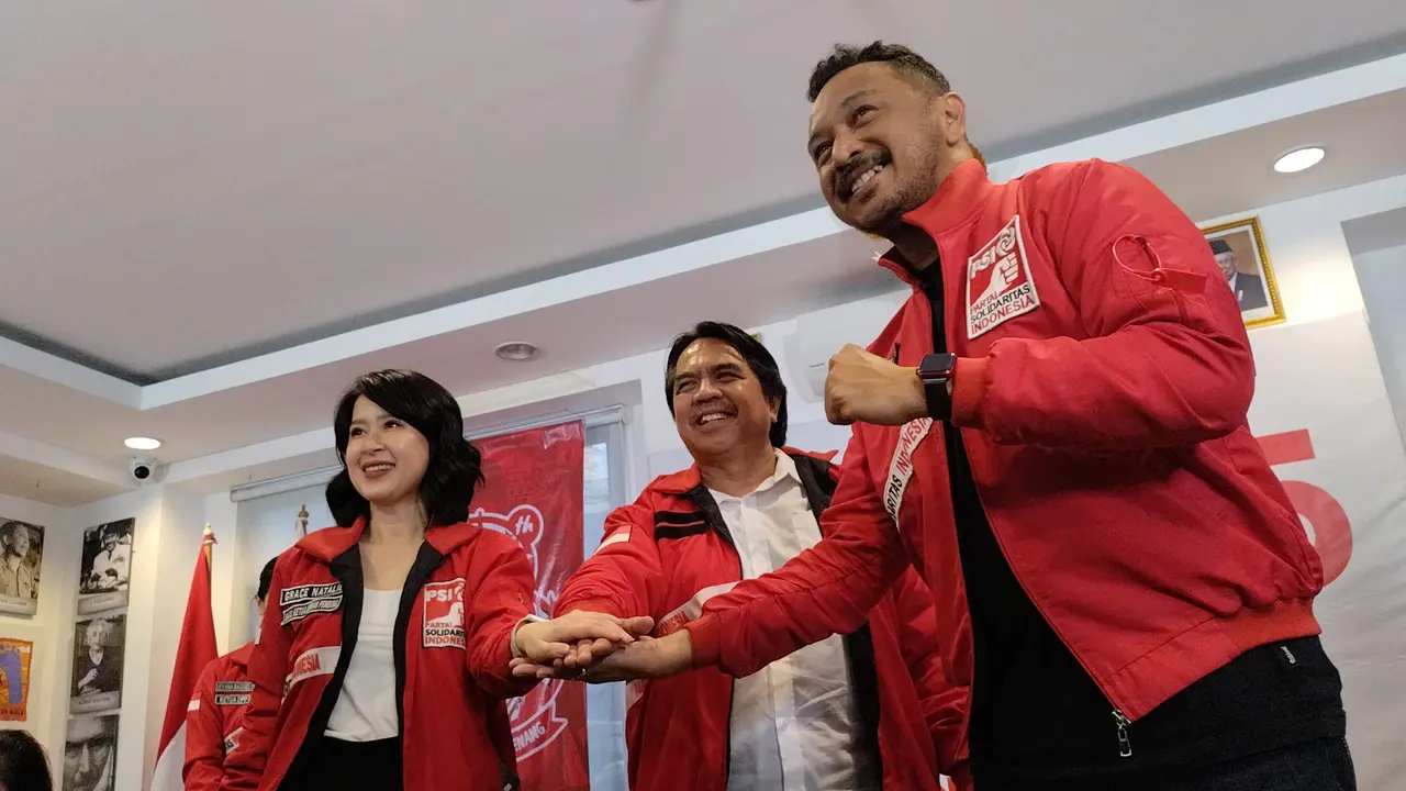 Pakar komunikasi dan pegiat media sosial Ade Armando resmi bergabung sebagai kader baru Partai Solidaritas Indonesia (PSI)