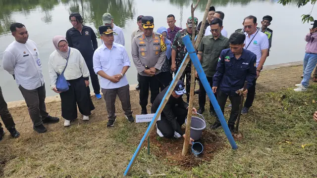 Menteri Lingkungan Hidup Hanif Faisol Nurofiq melakukan penanaman pohon di Situ Jatijajar, Depok.