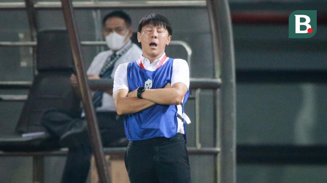 Foto: Tampil Beda, Shin Tae-yong Kenakan Rompi Saat Mendampingi Timnas Indonesia Menghadapi Thailand di Piala AFF U-19 2022