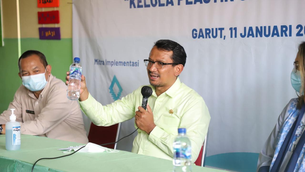 Wabup Garut Helmi Budiman memberikan sambutannya dalam pengelolaan sampah plastik, di lingkungan kalangan pesantren dan lembaga pendidikan di Garut.