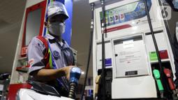 Petugas mengisi bahan bakar minyak (BBM) ke dalam kendaraan di sebuah SPBU di Jakarta, Kamis (31/3/2022). PT Pertamina (Persero) akan memberlakukan tarif baru BBM jenis Pertamax menjadi Rp 12.500 pada 1 April 2022. (Liputan6.com/Herman Zakharia)