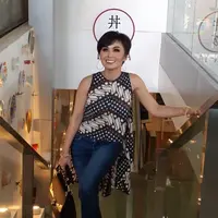 Yuni Shara kenakan batik. (Instagram/yunishara36)